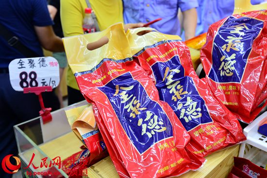 故宫周边“北京特产店”查获涉假“全聚德”烤鸭