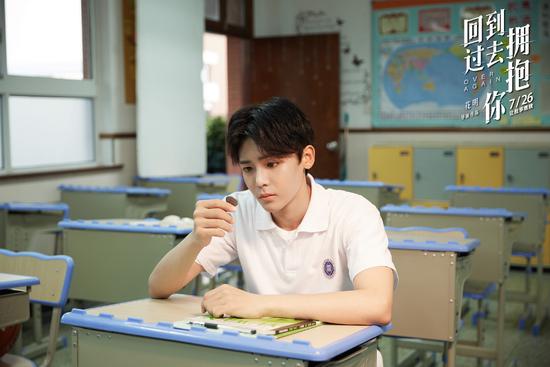 《回到过去拥抱你》侯明昊迎银幕首秀 变高暖少年