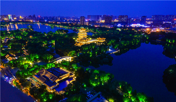 护城河大明湖夜航试运行 市民可乘船饱览夜色中的泉城