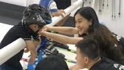 小海绵全副武装体验模拟滑雪 Baby一旁陪伴母爱满满