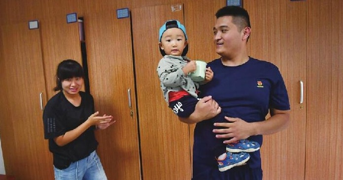 一家人首次中秋团聚 三岁儿子看到消防车直喊爸爸