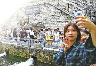 没想到这么有特色!外地游客在济南老街巷流连忘返