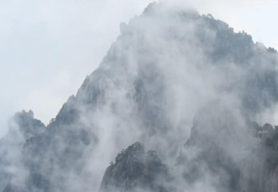 安徽黄山迎来今冬首场雾凇景观 树木换上“玉衣”银装素裹