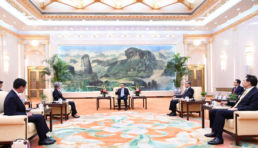 李克强会见出席中日韩外长会的韩国外长和日本外相