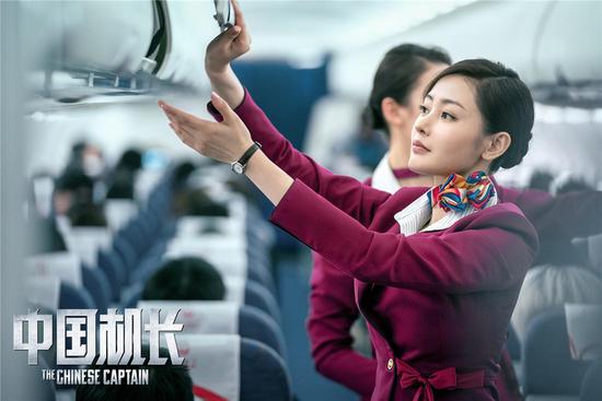 "中国机长"张天爱为角色提前受训 致敬原型乘务员