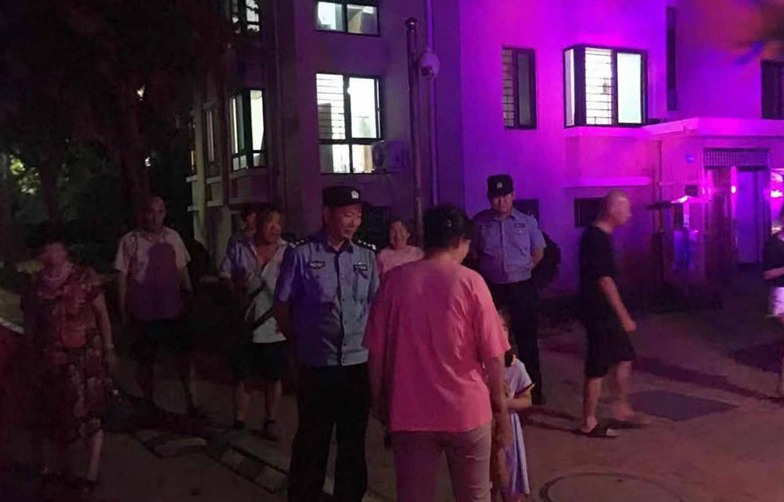 父母购物把小女儿丢路边 半小时后返回孩子已走丢