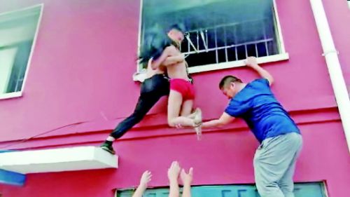 临沂:楼房起火12岁女孩被困 小伙拆窗破栏救人