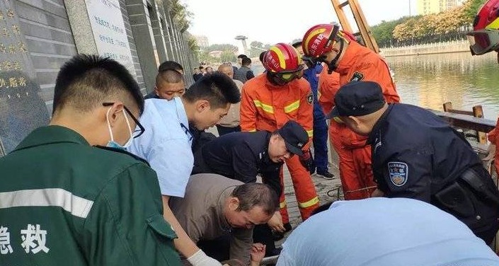 济南一女子小清河边散步不慎落水,危急时刻多亏他们相救