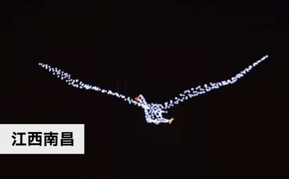 1000余架无人机赣江上空组“白鹤”图 闪耀展翅观众直呼惊艳