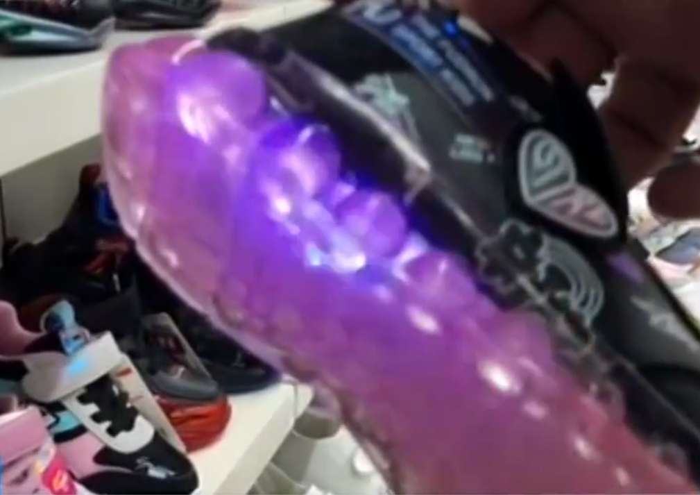 发光童鞋引发火灾 如此炫酷的鞋子谨慎选购