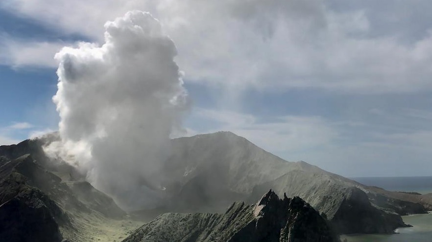 新西兰怀特岛火山喷发确认死亡人数升至8人