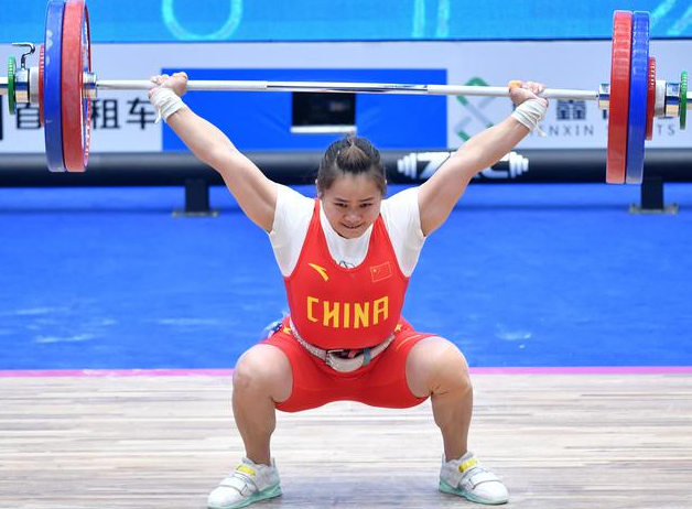举重世界杯中国选手邓薇创造世界新纪录