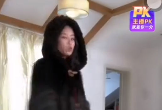 老赖30件皮草被查封,法院直播卖出25件