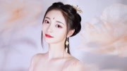 周洁琼抱琵琶变古装美人眉间朱砂亮眼藕粉纱裙仙气足