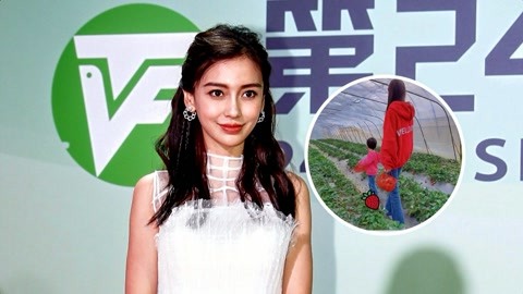 亲子时光!Baby带小海绵摘草莓 母子俩动作神同步
