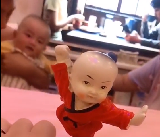 女子去少林寺玩买了小和尚 生子后竟发现儿子神奇撞脸