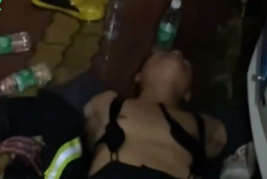 心疼!消防员高温天灭火中暑倒地 市民帮擦拭身体扇风扇降温