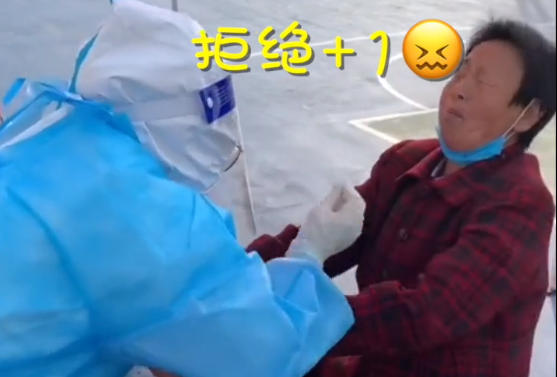 青岛大姨做核酸检测频频闪躲 画风搞笑引网友共鸣:我跟着大姨干呕