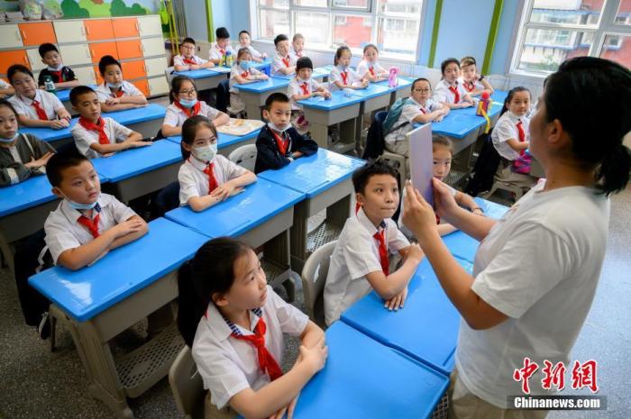 教育部:预计年内所有省份均会出台中小学教师减负清单