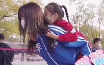 李小璐带女儿穿亲子装逛故宫 甜馨扎麻花辫翻跟头