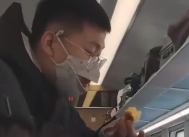 戴“鸭嘴兽”口罩列车内吃苹果 中铁兰州客运段:口罩不符疫情防控规定