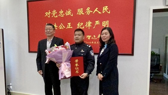街头“解衣跪地”救助老人 济南交警吕玮被授予“济南好人”荣誉称号
