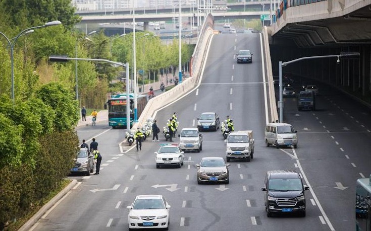 济南开车不系安全带罚20元:这个路口一分钟逮了仨