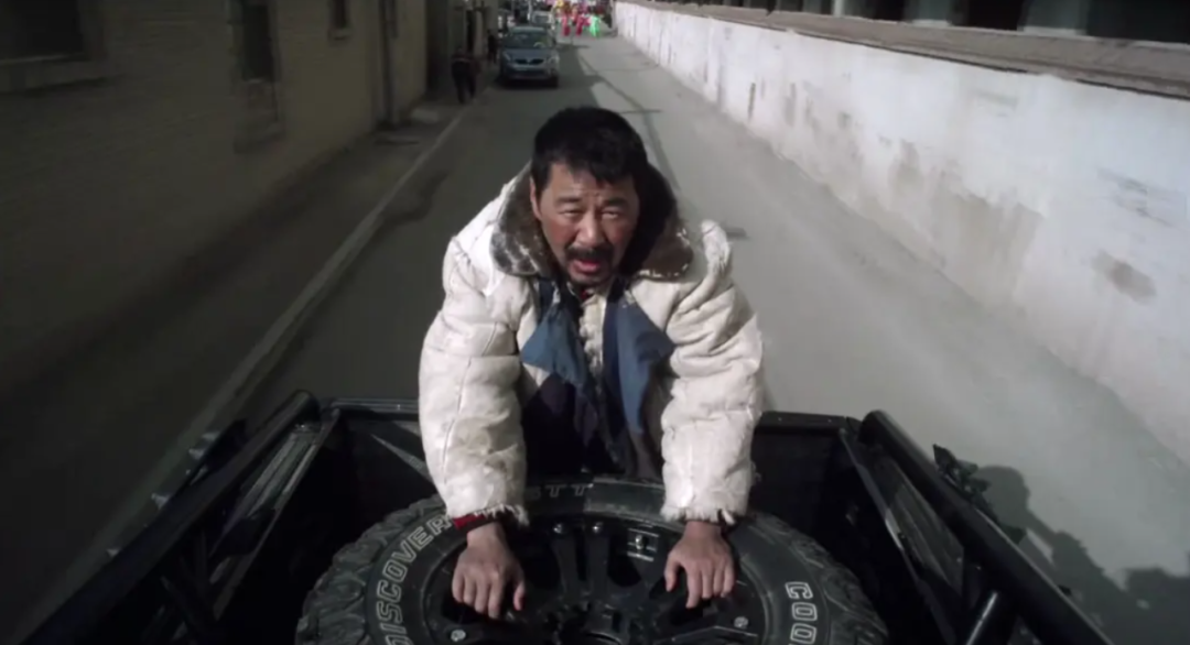 《一个勺子》是由陈建斌导演,编剧