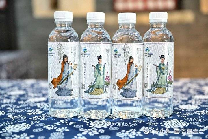 济南“二安”文创矿泉水来啦!每瓶四元,瓶身是“二安”画像造型
