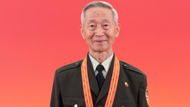 奋斗百年路 启航新征程·“七一勋章”获得者丨痕检“神探”崔道植:他用“火眼金睛”书写矢志报国的传奇