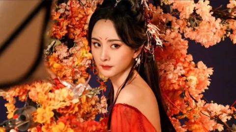 杨幂给《狐妖》剧组送清凉 安排应援餐车请工作人员喝咖啡
