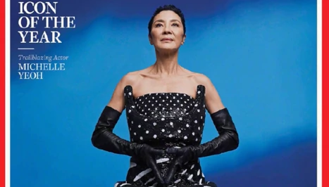 杨紫琼登《时代周刊》封面 穿斑点抹胸裙显优雅气质
