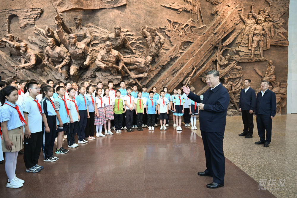 习近平在山西阳泉市向抗战烈士敬献花篮并参观百团大战纪念馆

