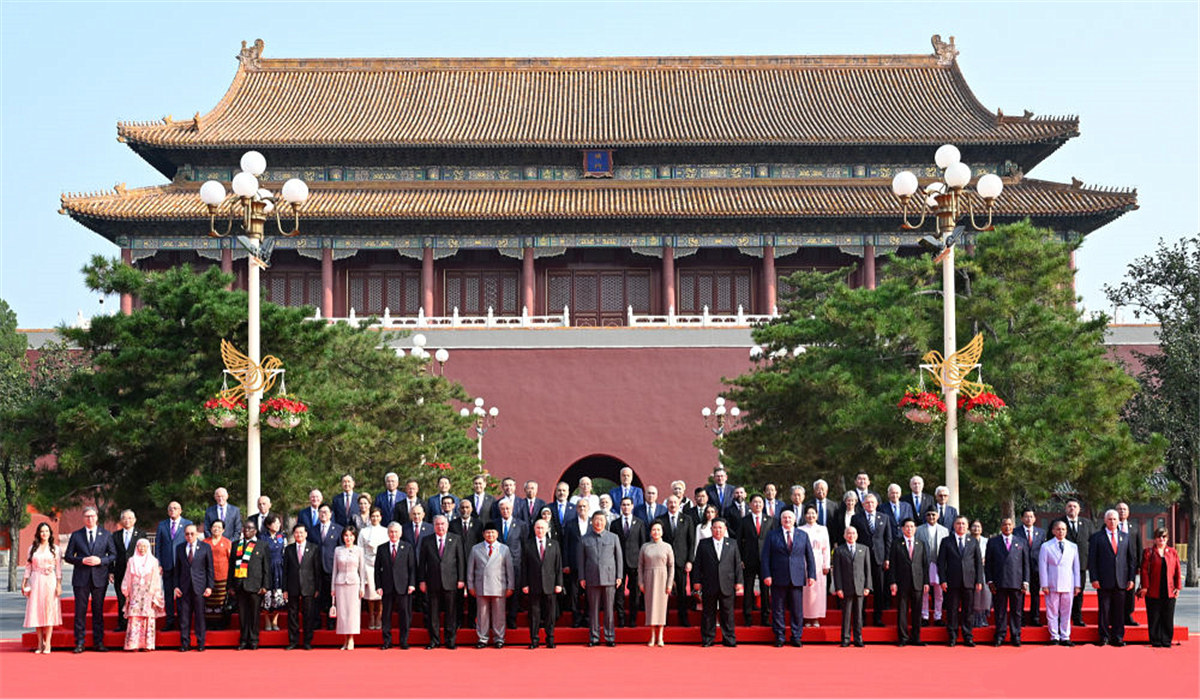 习近平同出席纪念大会的各国嘉宾合影留念