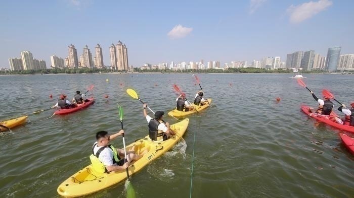 山东临沂举办皮划艇接力赛迎健身日